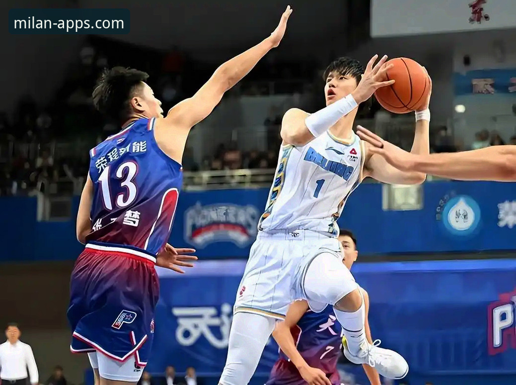 上海男篮十二连胜巩固榜首，团队篮球展现统治力